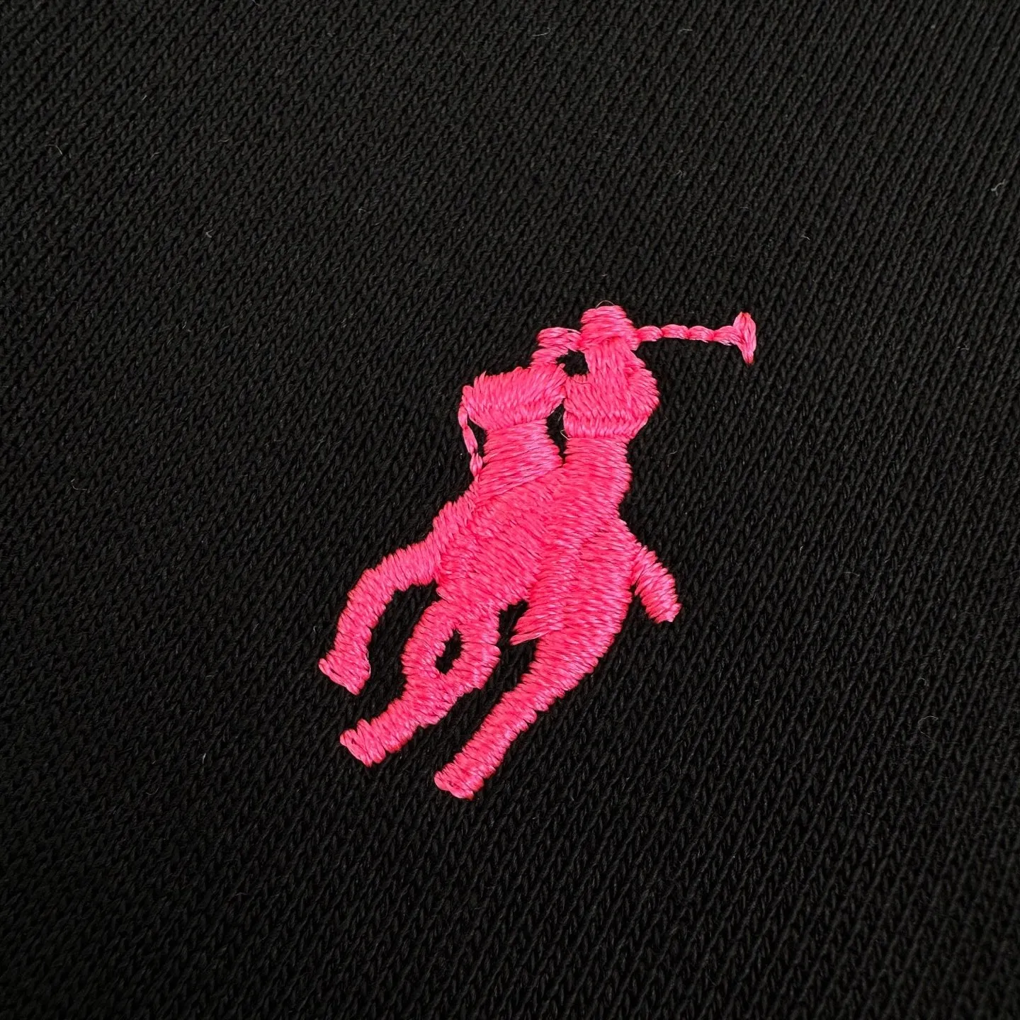 P430 Ralph Lauren pink label pony embroidered half turtleneck sweatshirt. The original product was purchased for 2,190 and developed. The fabric is made of customized luxury cotton fleece composite. It is soft and silky and comfortable to the skin. It is based on pure black tones. A touch of pink pony label embroidery is embellished on the chest. It is low-key and powerful. The back panel is embellished with the brand letters outlined in ivory white satin intarsia. The pink pony embroidery leaping in the center is the only colorful footnote in this black and white silent film. It coincides with the elegant and uninhibited brand philosophy. Its unique ribbed half-high collar design is sublimated, giving more flexibility and fashion sense to wear, showing taste in silent places. It shows elegance and style, using imported machine embroidery technology. It uses advanced computer control systems and precision mechanical parts to realize pony logo embroidery operations with high precision, smooth and delicate lines, and uses imported machine appliqué embroidery technology. Using advanced computer control systems and precision mechanical components, we can realize Ralph Lauren appliqué embroidery operations, showing an embroidery effect with both clarity and three-dimensionality. The fabrics have been carefully washed, have a better hand feel, are not easy to deform, are not easy to shrink, are not easy to fade, and maintain long-term beauty. Size:S-M-L-XL